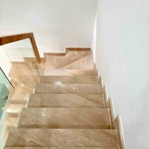 Đá marble vân gỗ chéo ốp lát cầu thang