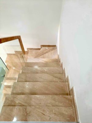 Đá marble vân gỗ chéo ốp lát cầu thang
