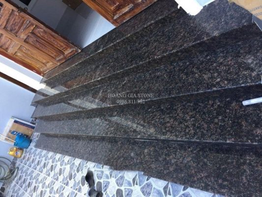 đá granite nâu anh quốc ốp lát bậc tam cấp